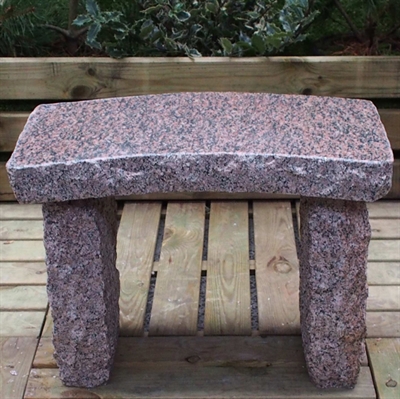 Minibænk type E buet, rød granit, L60 cm.