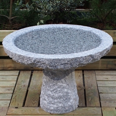 Fuglebad på sokkel indvendig poleret Ø65 cm,lysegrå granit. 