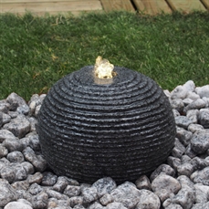 Vandsten kugle, rillet, Ø35 cm mørkegrå granit 