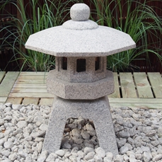Senuji lanterne, lysegrå granit 
