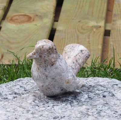 Siddende spurv i poleret gul granit, 9 cm.