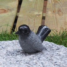 Siddende spurv i poleret mørkegrå granit, 9 cm.