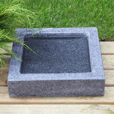 Fuglebad Firkant, poleret mørkegrå granit 35 cm. 